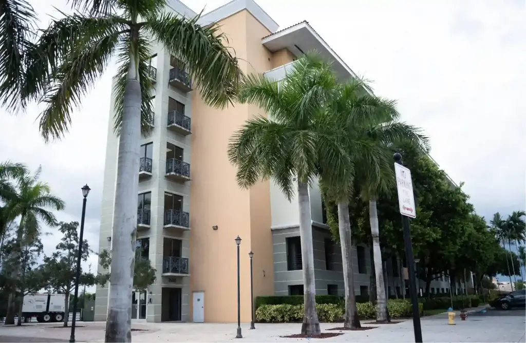 Florida Helps Miramar rehab center exterior with palm trees and balconies