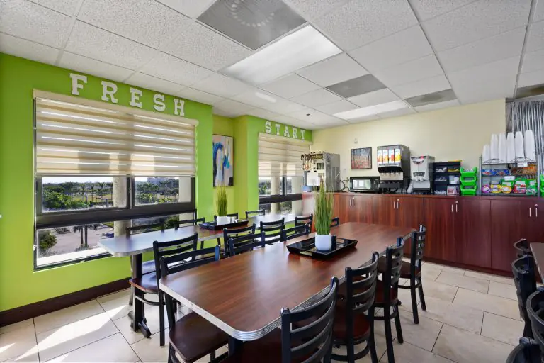 Communal dining room in South Florida Valium detox residence